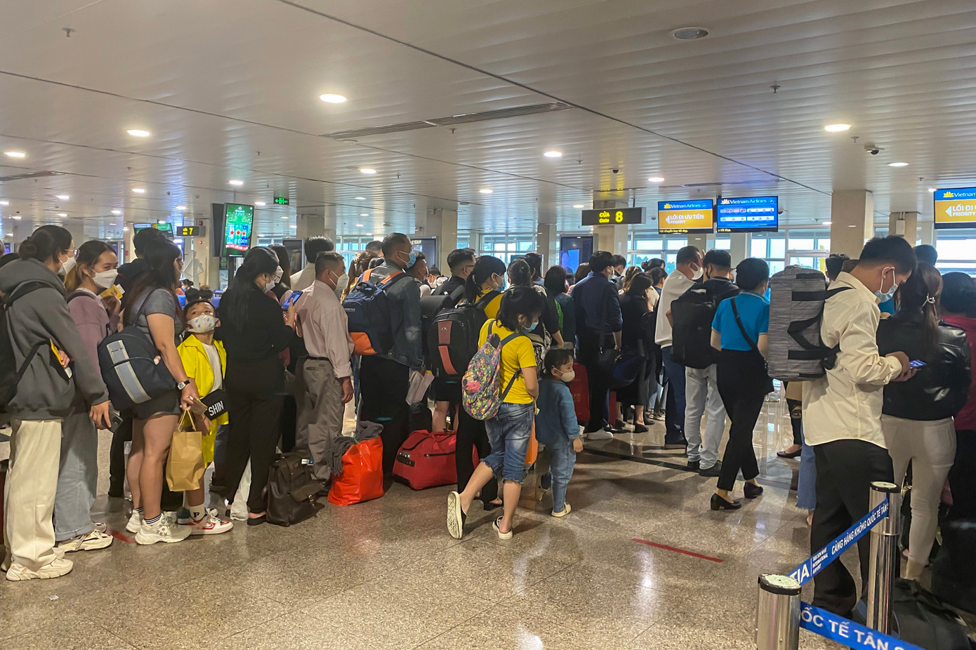 Ghi nhận trong sáng 15/1, hầu hết các chuyến bay quốc nội đều kín chỗ. Đến giờ khởi hành, hành khách phải xếp hàng dài chờ xe chở ra tàu bay.