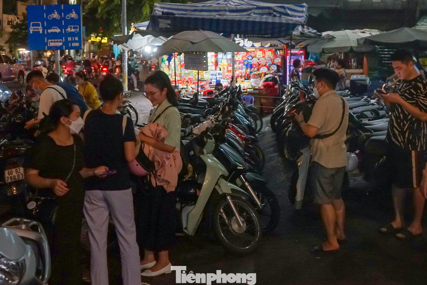 Càng về tối, lượng thực khách đến Phố ẩm thực Nguyễn Thượng Hiền càng đông, dẫn đến nhiều bãi giữ xe hết chỗ