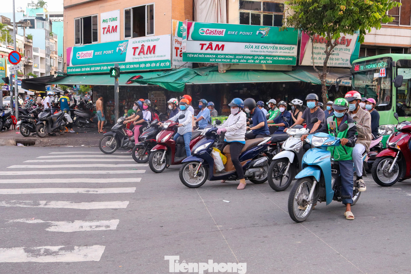 Tại giao lộ Đoàn Văn Bơ - Hoàng Diệu (quận 4) cũng không xảy ra tình trạng ùn ứ như thường thấy. Người đi xe máy di chuyển dễ dàng, ô tô cũng không phải nối đuôi nhau kéo dài để lưu thông.