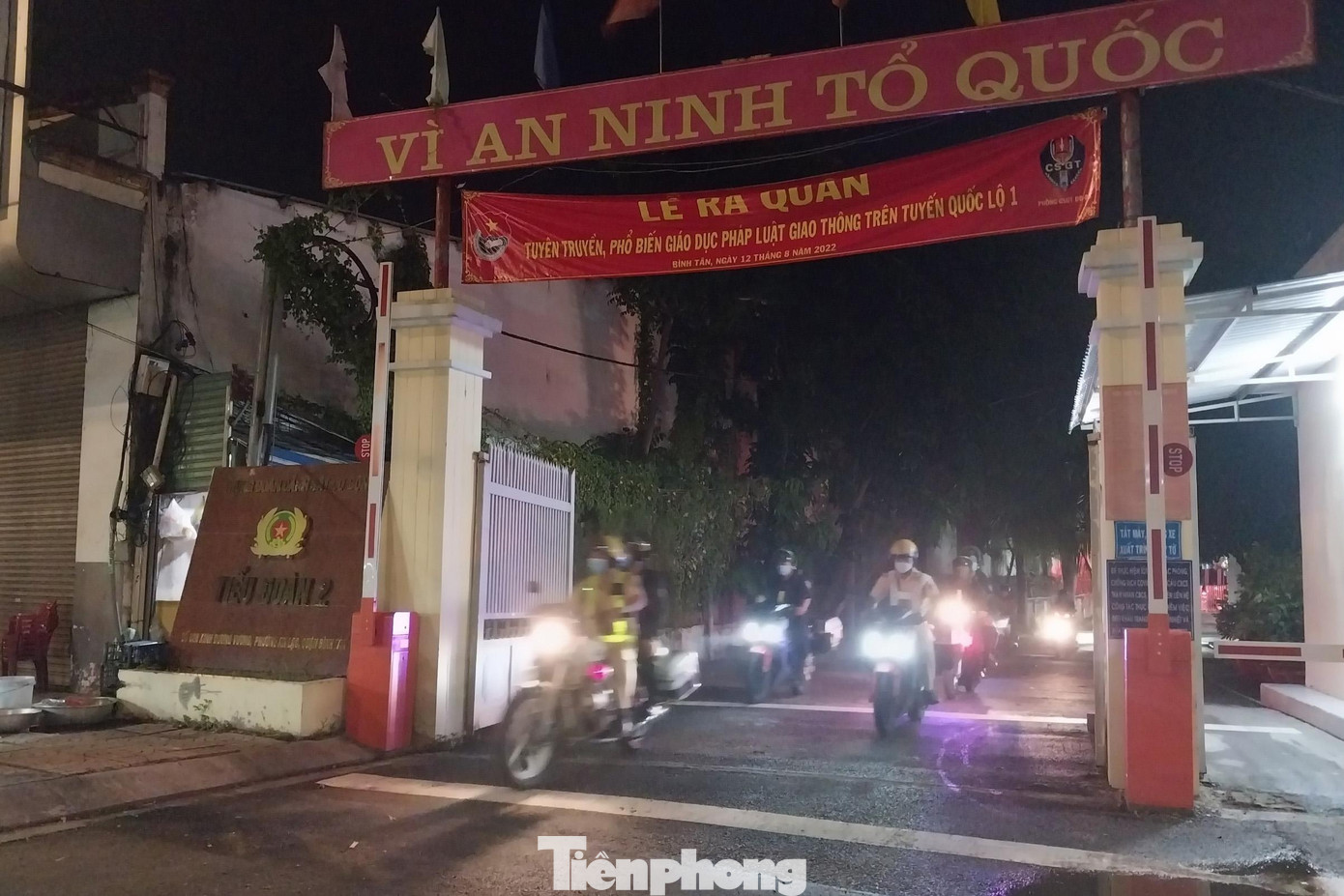 Hơn 22h ngày 24/8, Tổ 363 Công an TPHCM gồm: CSCĐ, CSGT Phú Lâm và lực lượng trinh sát mặc thường phục xuất phát thực hiện buổi tuần tra phòng, chống tội phạm trên địa bàn 2 quận gồm quận Bình Tân, quận 6. Hơn 22h ngày 24/8, Tổ 363 Công an TPHCM gồm: CSCĐ, CSGT Phú Lâm và lực lượng trinh sát mặc thường phục xuất phát thực hiện buổi tuần tra phòng, chống tội phạm trên địa bàn 2 quận gồm quận Bình Tân, quận 6.