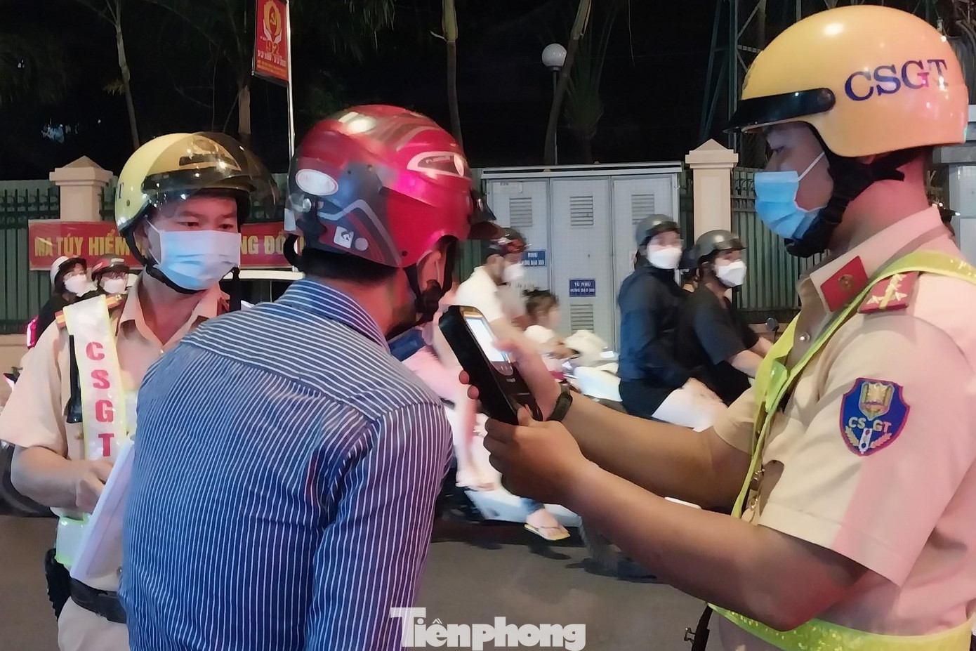 Vào lúc 22h15 khi tổ chuyên đề tuần tra đến đường Trần Hưng Đạo B thì phát hiện anh C.S.P (quê An Giang) chạy xe máy có dấu hiệu sử dụng rượu bia nên đã tiến hành dừng phương tiện để kiểm tra nồng độ cồn.