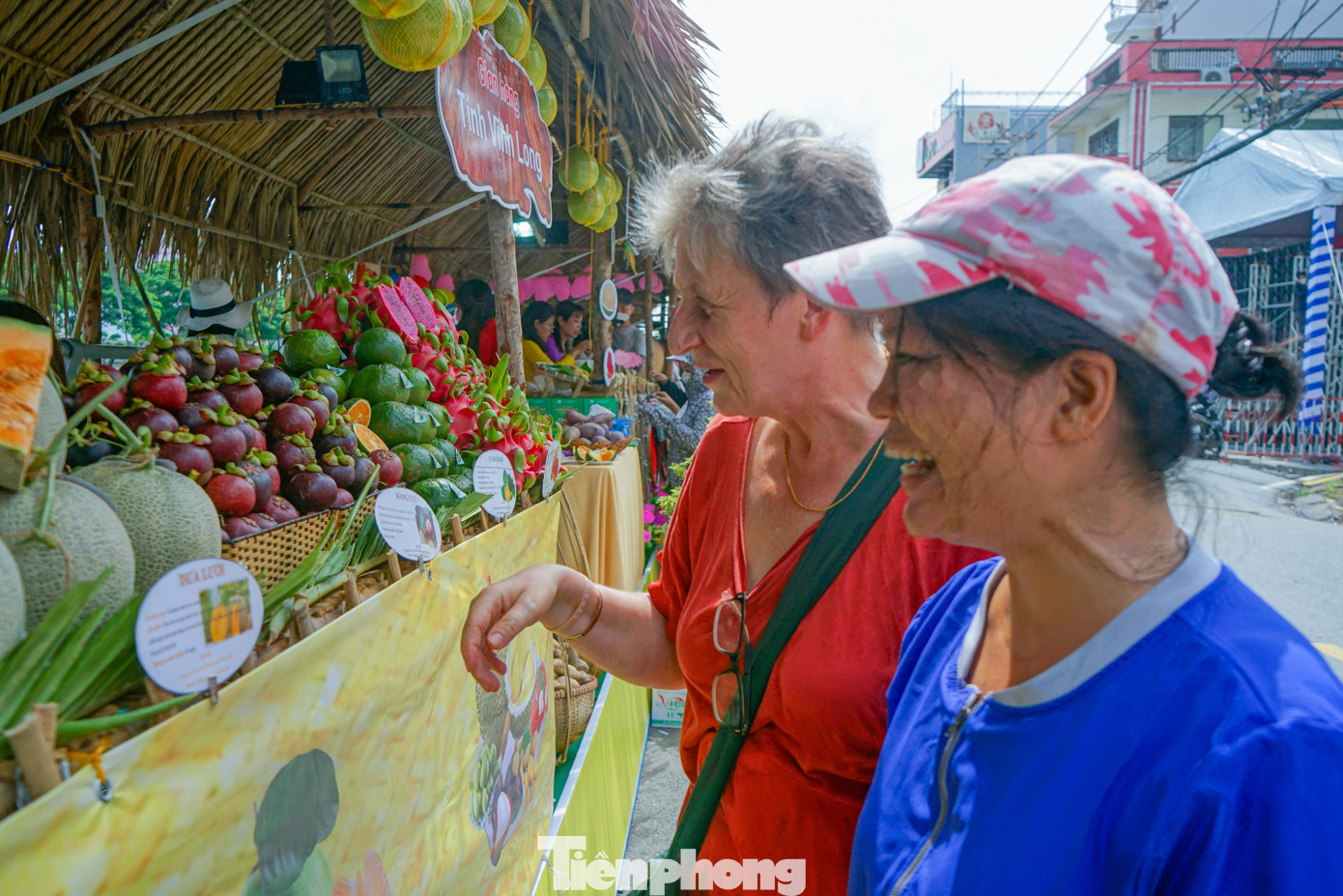 Không những thu hút người dân và khách du lịch trong nước, sự kiện còn thu hút được rất nhiều khách du lịch nước ngoài đến tham quan và giao lưu cùng với các nhà vườn.