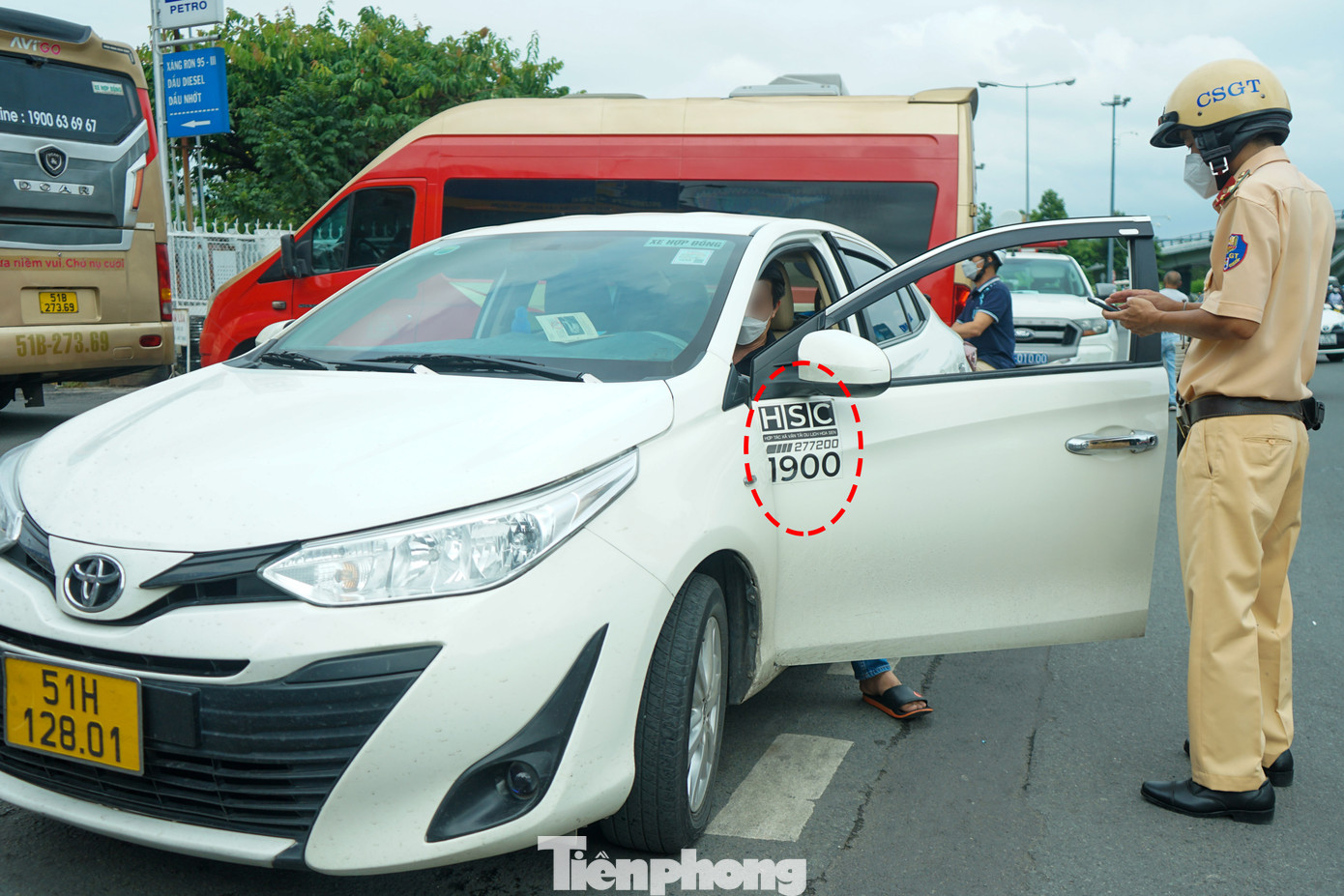 Xử phạt nhiều xe kinh doanh tại 'điểm nóng' ra vào sân bay Tân Sơn Nhất ảnh 5 Xử phạt nhiều xe kinh doanh tại 'điểm nóng' ra vào sân bay Tân Sơn Nhất ảnh 5