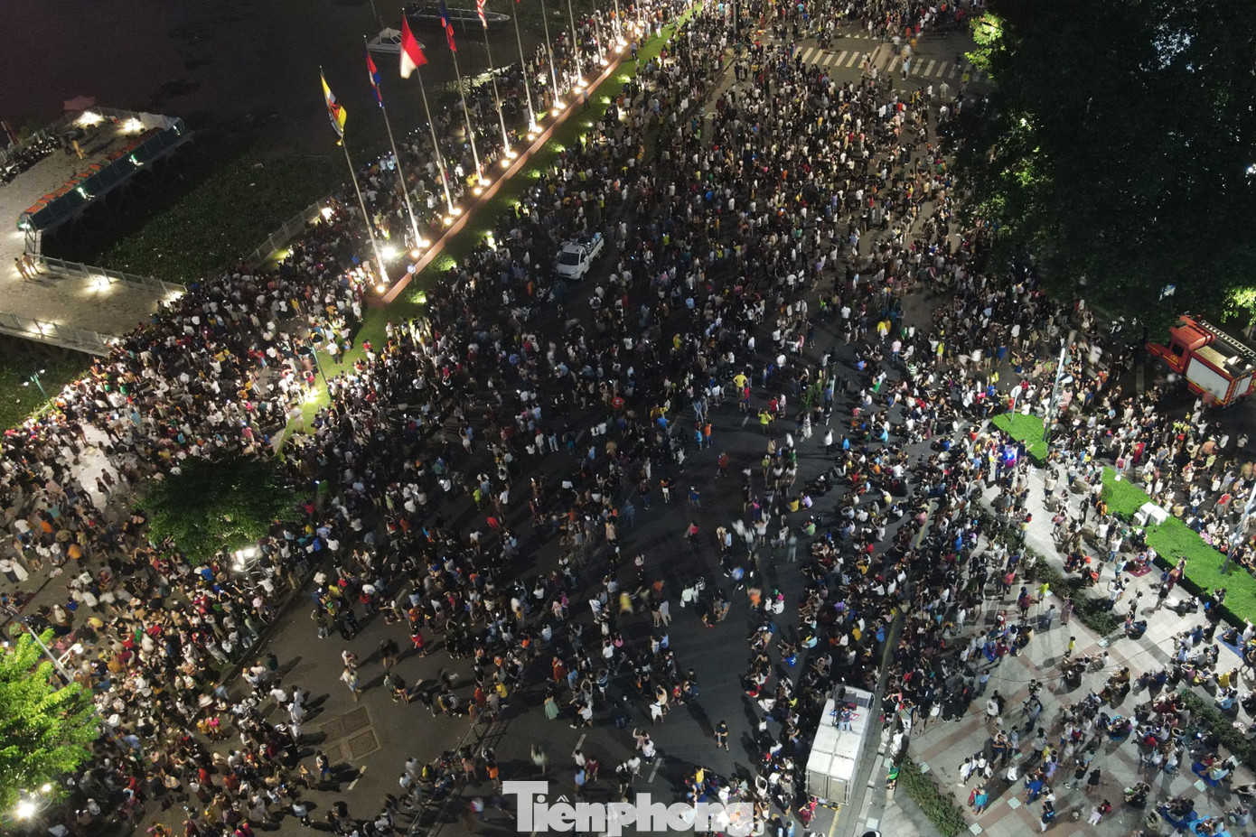 Tối 31/12, hàng nghìn người dân và du khách đã đổ về trung tâm TPHCM đón năm mới 2023 và xem bắn pháo hoa.