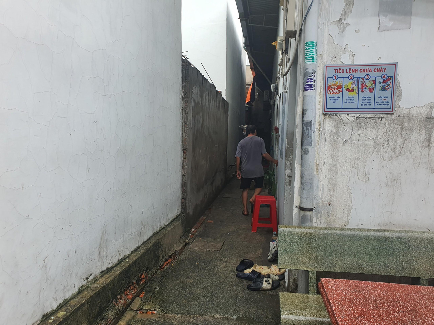 Hiện trường nơi xảy ra vụ việc là một phòng trọ nằm sâu bên trong hẻm nhỏ Hiện trường nơi xảy ra vụ việc là một phòng trọ nằm sâu bên trong hẻm nhỏ