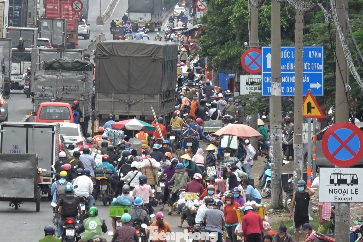 Giao thông qua khu vực bị ùn ứ vì nhiều phương tiện chạy ngược chiều Giao thông qua khu vực bị ùn ứ vì nhiều phương tiện chạy ngược chiều