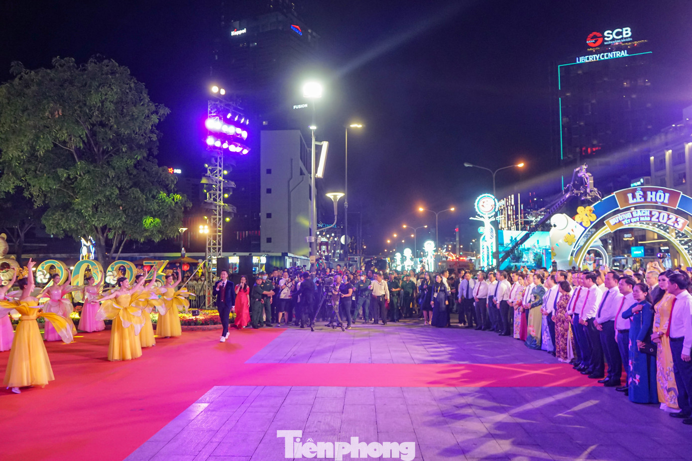 Đường hoa Nguyễn Huệ 2023 là đường hoa thứ 20 được TPHCM thực hiện để phục vụ người dân và khách du lịch trong dịp Tết cổ truyền.