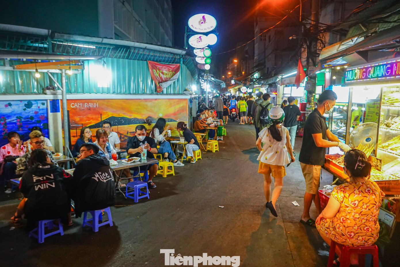 Bên ngoài rạp chiếu phim, các khu phố ẩm thực cũng là những địa điểm được nhiều bạn trẻ lui tới trong buổi tối cuối cùng của đợt nghỉ Tết Dương lịch 2023.