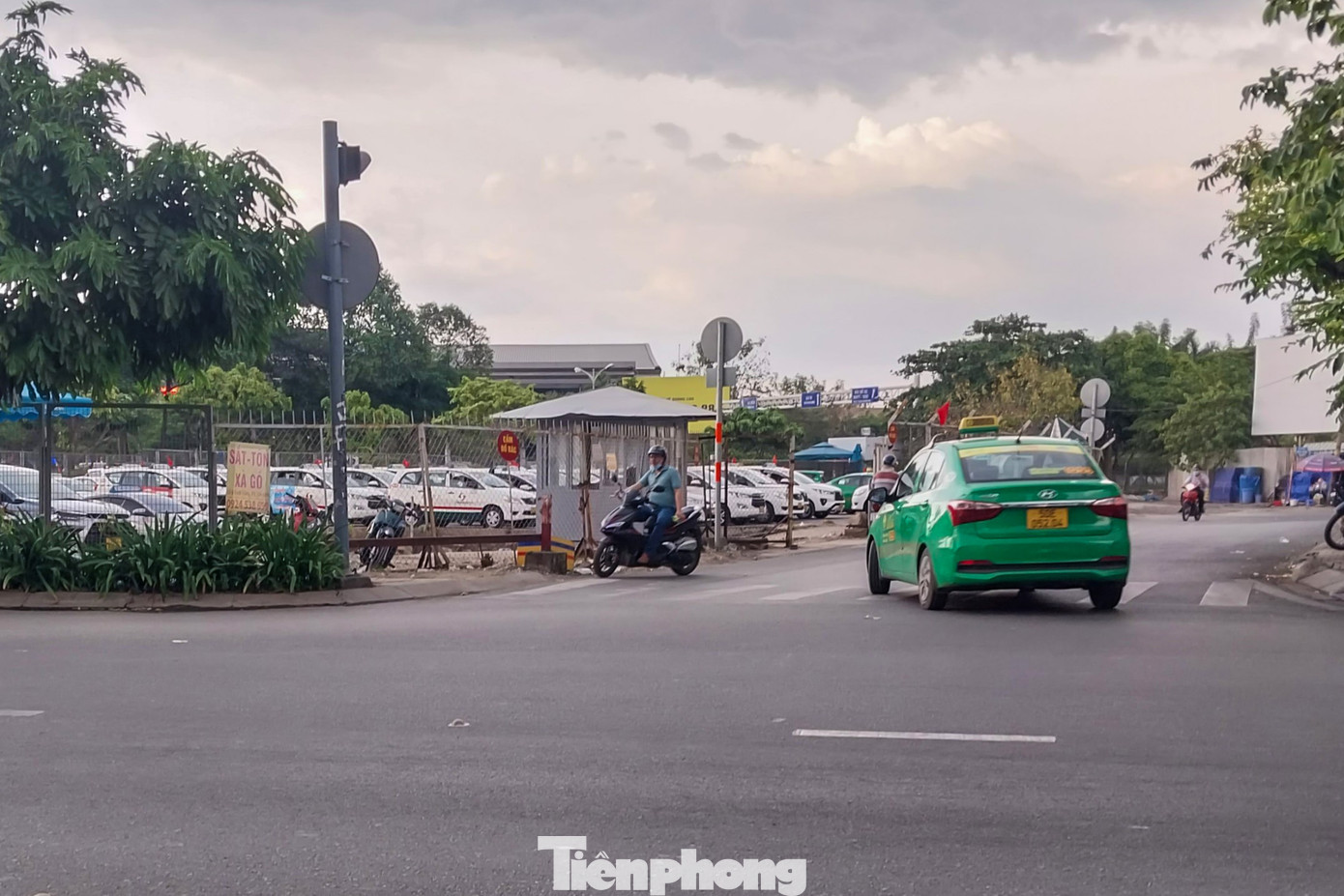 Không chỉ các tuyến đường thưa thớt, khu vực bãi xe taxi, xe công nghệ của sân bay Tân Sơn Nhất cũng vắng vẻ vào chiều 29 Tết.