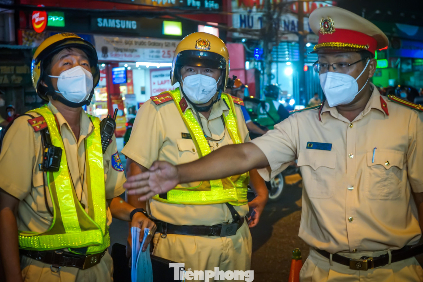 Nhằm đề phòng trường hợp người vi phạm quay đầu khi thấy lực lượng chức năng từ xa, ngay khi chuẩn bị lập chốt, các cán bộ chiến sĩ đã phải họp bàn và đưa ra nhiều phương án nhằm tránh người vi phạm tìm cách thông chốt.