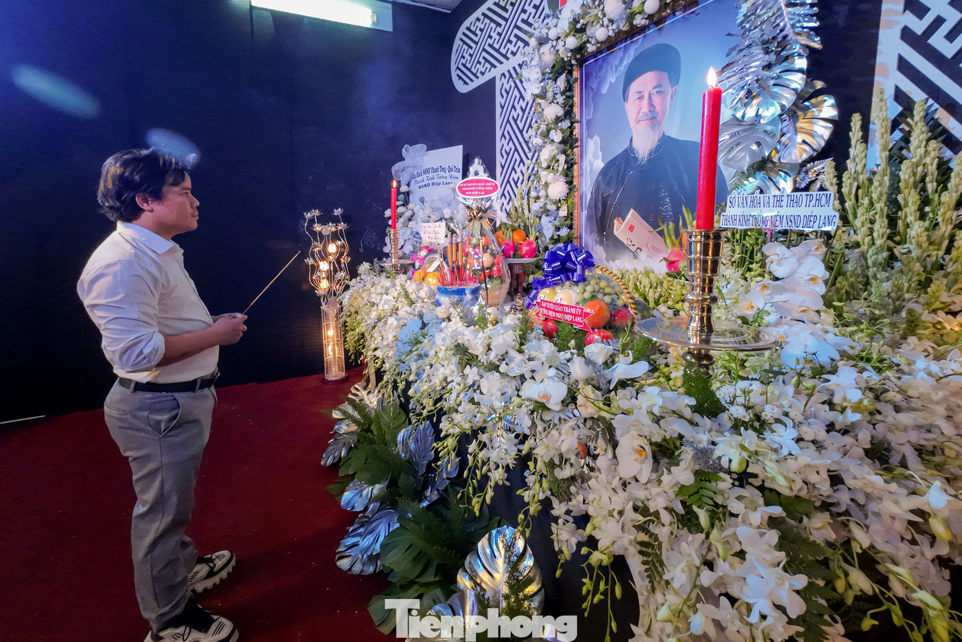 Sau phần đọc điếu văn, lần lượt nghệ sĩ tên tuổi, như NSND Lệ Thủy, NSND Minh Vương, NSƯT, Nguyễn Thị Thanh Thúy... đã thành kính dâng hương tưởng niệm và chia sẻ kỷ niệm đáng nhớ, hát để tiễn biệt người anh, người chú, người thầy đáng kính của bao thế hệ nghệ sĩ cải lương.