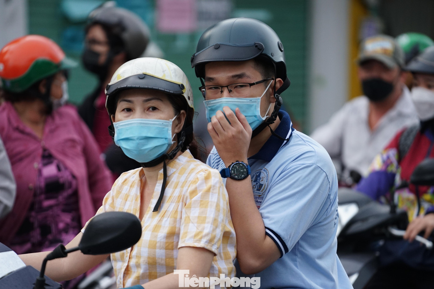 “Hôm nay tôi chở cháu đi thi khá thoải mái. Mặc dù bây giờ đã là vào giờ cao điểm thế nhưng tôi thấy đường không kẹt xe, dễ lưu thông”, chị Hạnh Hoa (ngụ quận 1) chia sẻ với Tiền Phong khi dừng chờ đèn đỏ tại giao lộ Nguyễn Trãi - Nguyễn Văn Cừ.