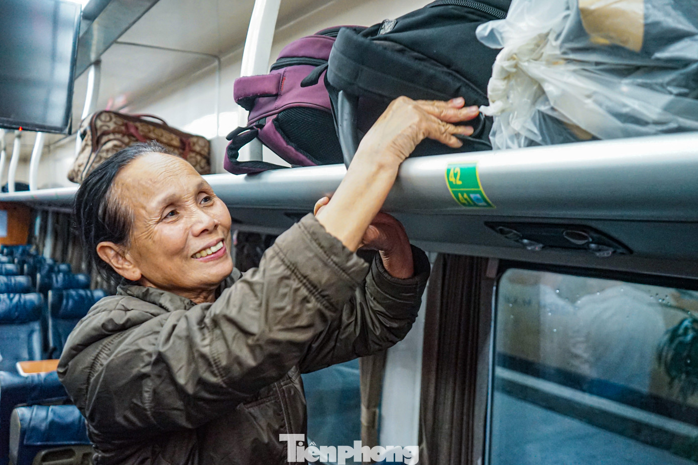 “Thời điểm này, thấy nhiều người đã quây quần bên gia đình chờ đón giao thừa, tôi hạnh phúc lắm. Thay vì mua vé về sớm như mọi năm, năm nay tôi và ông xã quyết định mua vé tàu giờ chót để tận hưởng không khí đón Tết cổ truyền trên tàu", bà Trần Thị Làm (quê Lạng Sơn) chia sẻ.