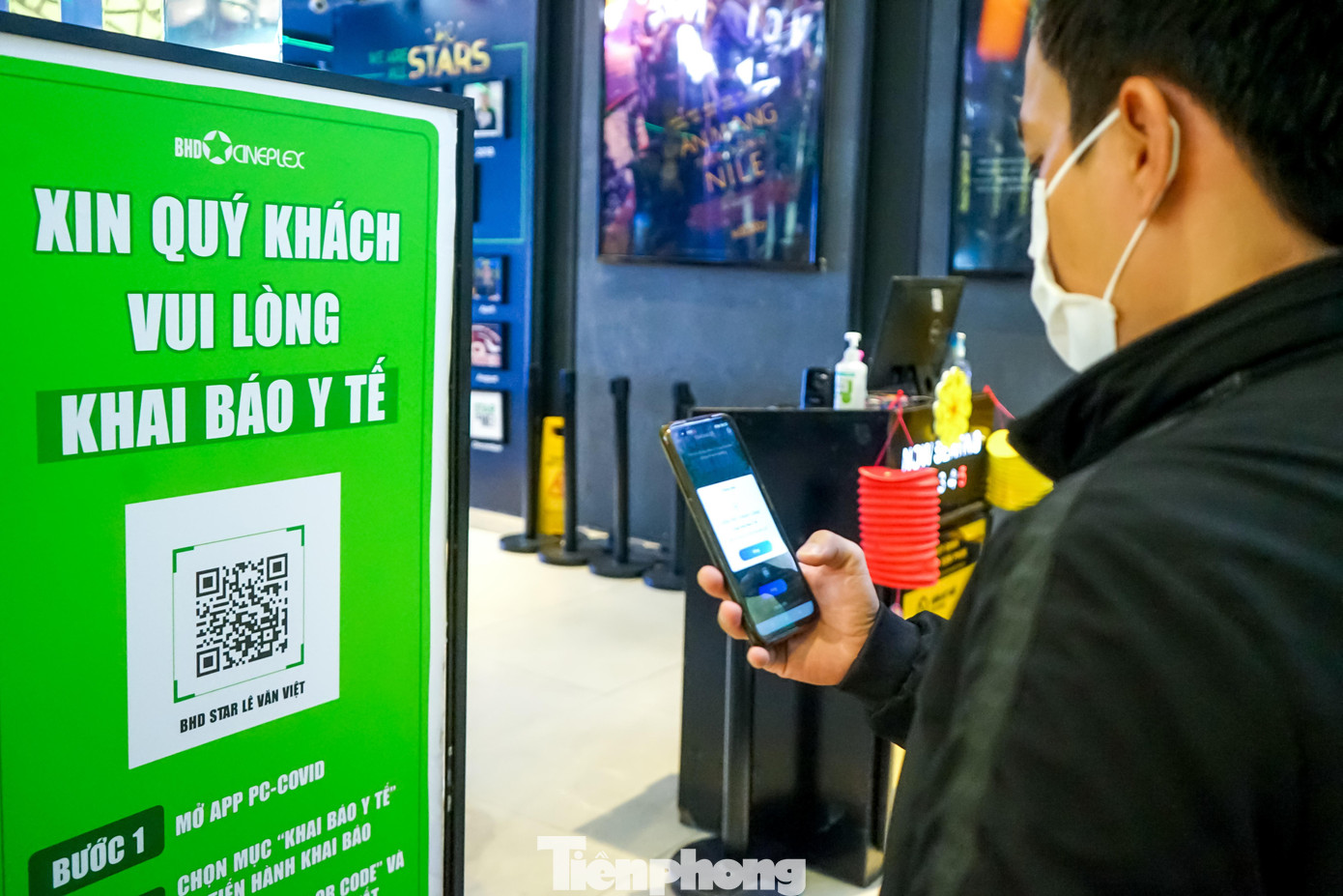 Mặc dù lượng khách đến xem phim tại rạp khá đông, nhưng các nhân viên của rạp phim vẫn luôn hướng dẫn khách đến xem phim phải tuân thủ quy tắc 5K, khai báo y tế và rửa tay sát khuẩn trước khi vào rạp để đề phòng dịch COVID-19.