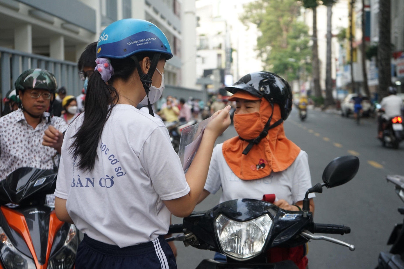 Hầu hết các thí sinh trước khi bước vào điểm thi đều được phụ huynh gửi lời chúc thi tốt và dặn dò khá kỹ lưỡng việc kiểm tra lại bài thi trước khi nộp giám thị.