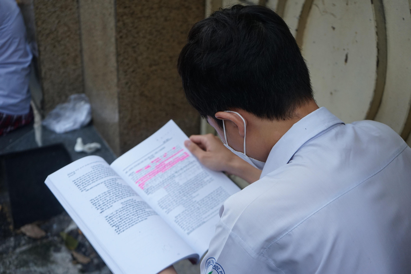 Một thí sinh xem lại cách giải đề trong sách ôn luyện sau khi hoàn thành xong bài thi của mình Một thí sinh xem lại cách giải đề trong sách ôn luyện sau khi hoàn thành xong bài thi của mình