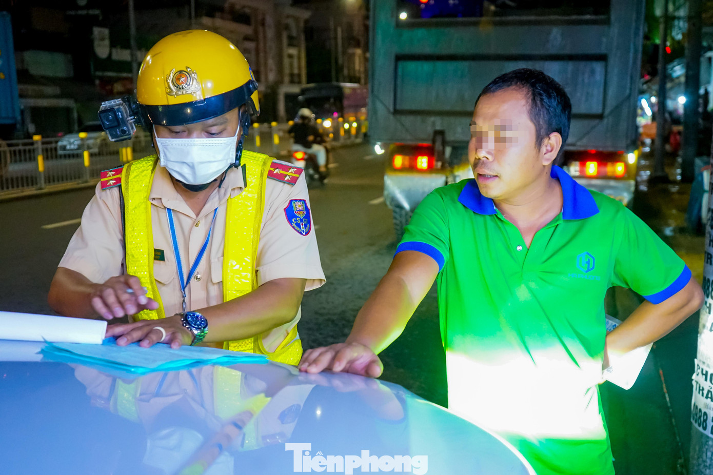 Một tài xế xe ben cơi nới bị các cán bộ CSGT lập biên bản Một tài xế xe ben cơi nới bị các cán bộ CSGT lập biên bản