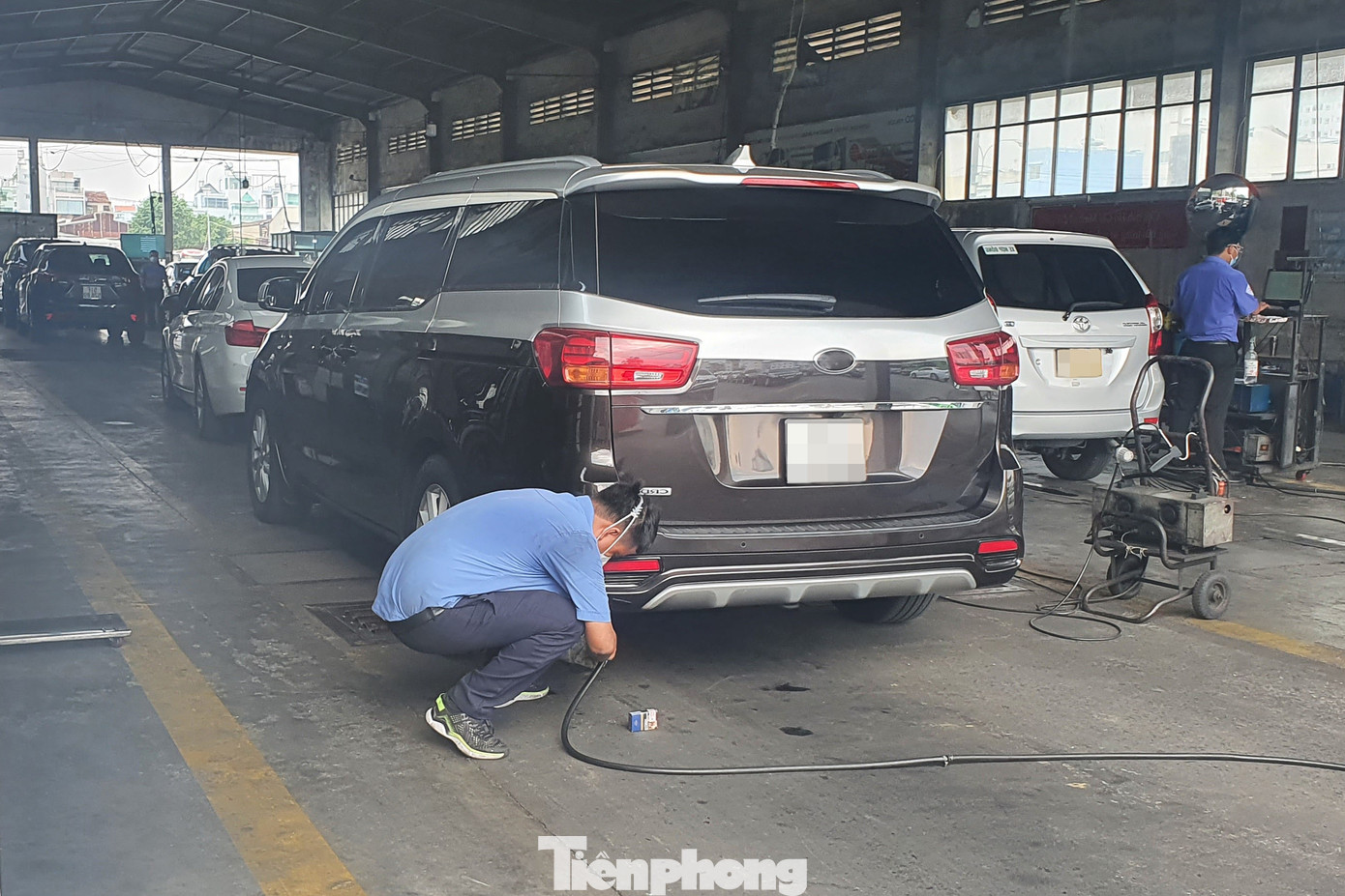 Bên trong khu vực kiểm định, các nhân viên luân phiên nhau làm nhiệm vụ, người điều phối, người vận hành máy móc kiểm tra phương tiện. Một số trường hợp ô tô đi kiểm định trước ngày hết hạn đăng kiểm được nhân viên phát giấy hẹn vào ngày khác đến làm việc.