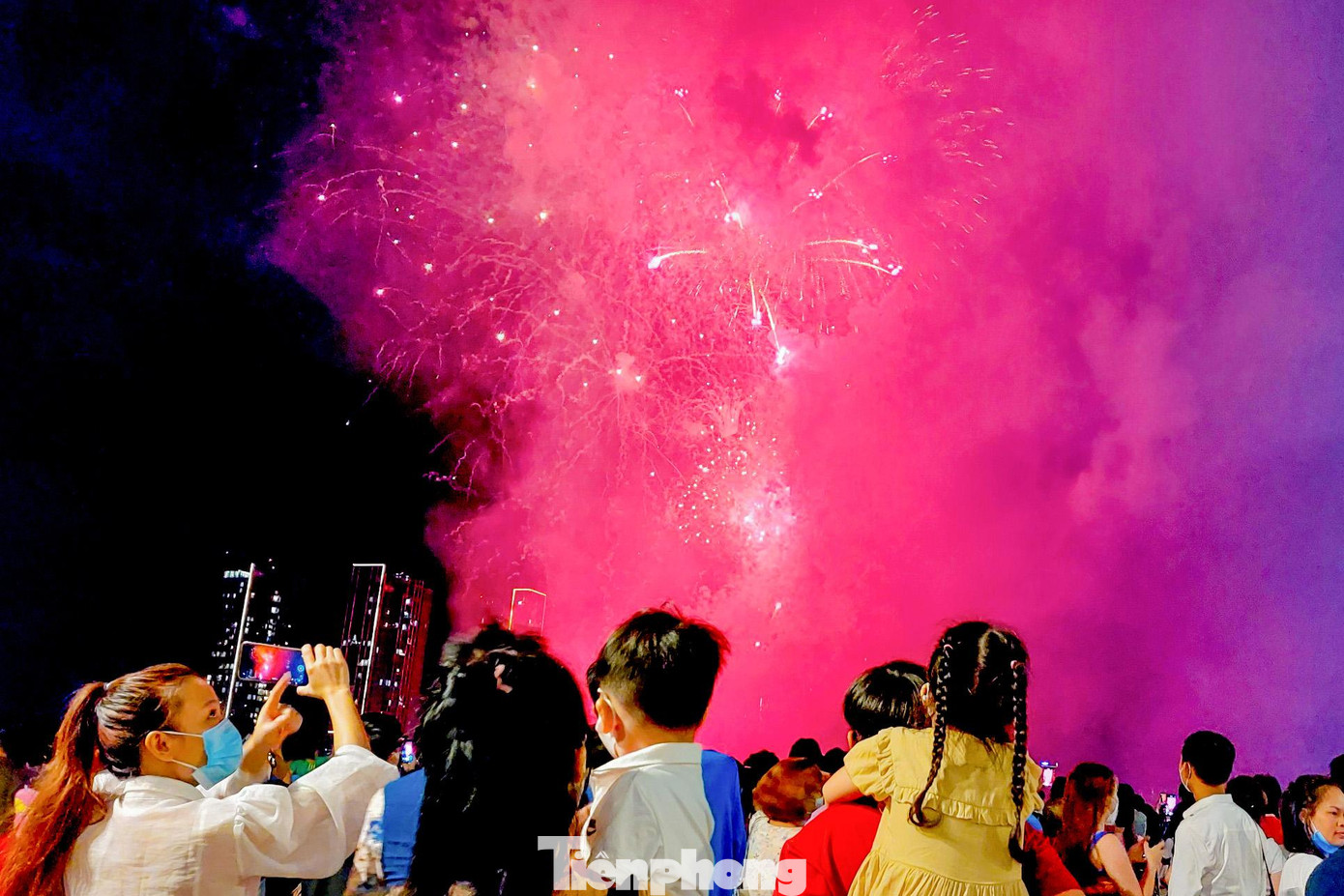 Màn pháo hoa tại điểm đầu hầm vượt sông Sài Gòn kéo dài trong 15 phút.
