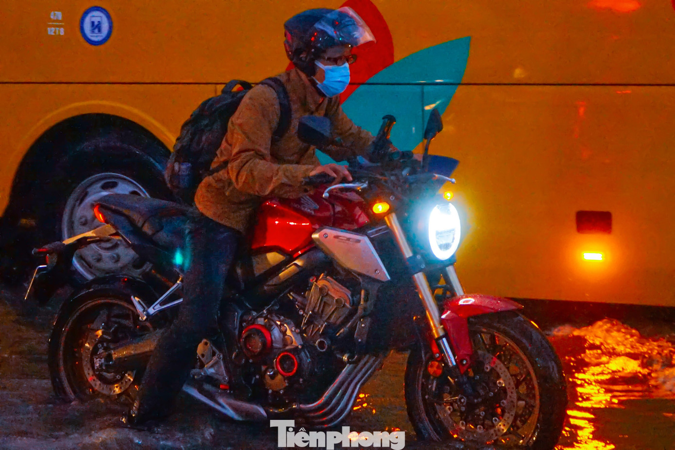 Nhiều người chấp nhận phải di chuyển rất chậm, thậm chí có cả mô tô phân khối lớn vì nước ngập quá nửa bánh xe.