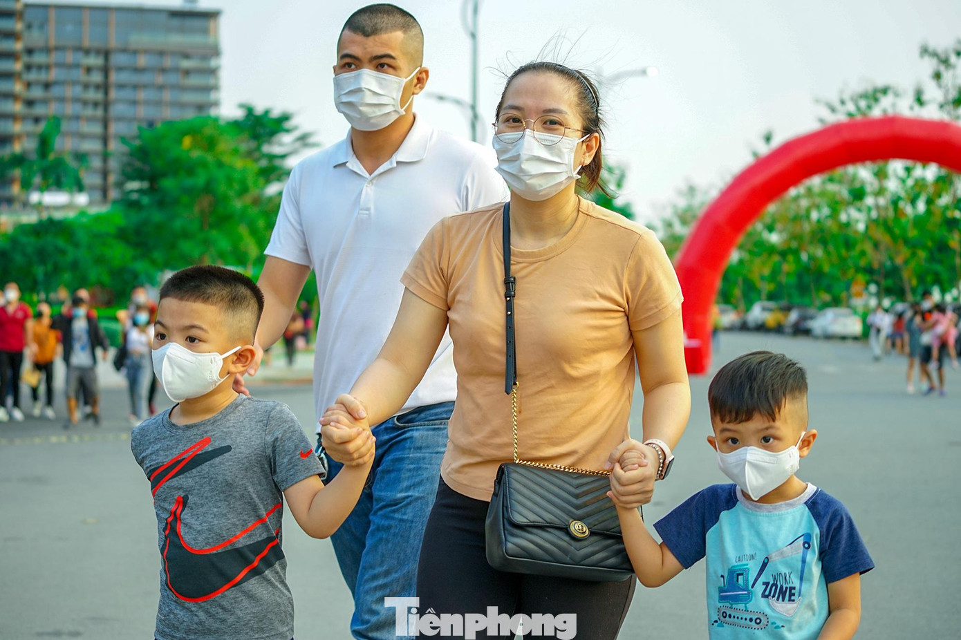 Nhiều gia đình dẫn con nhỏ đến vui chơi trong lễ hội khinh khí cầu Nhiều gia đình dẫn con nhỏ đến vui chơi trong lễ hội khinh khí cầu