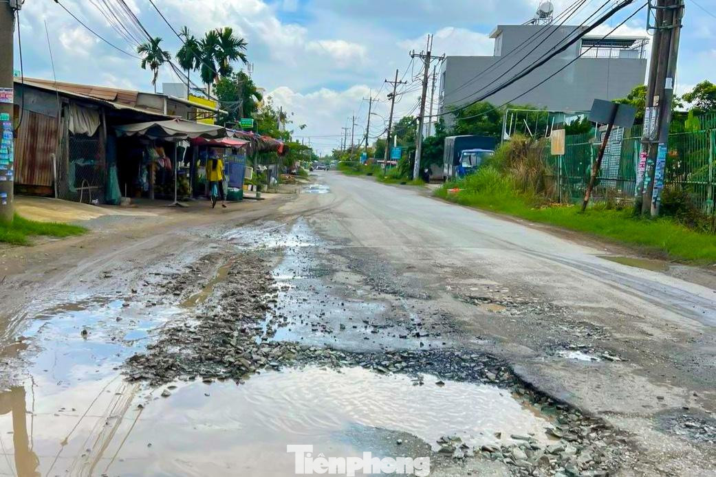 Tiếp tục ghi nhận tại đường Lò Lu (phường Trường Thạnh) tình trạng mặt đường bị hư hỏng cũng diễn ra tương tự như đường Trường Lưu. Tuy nhiên tình trạng các ổ gà, ổ voi xuất hiện ít hơn nhưng cũng còn vài chỗ có hiện tượng tụ nước sau mỗi lần mưa lớn.