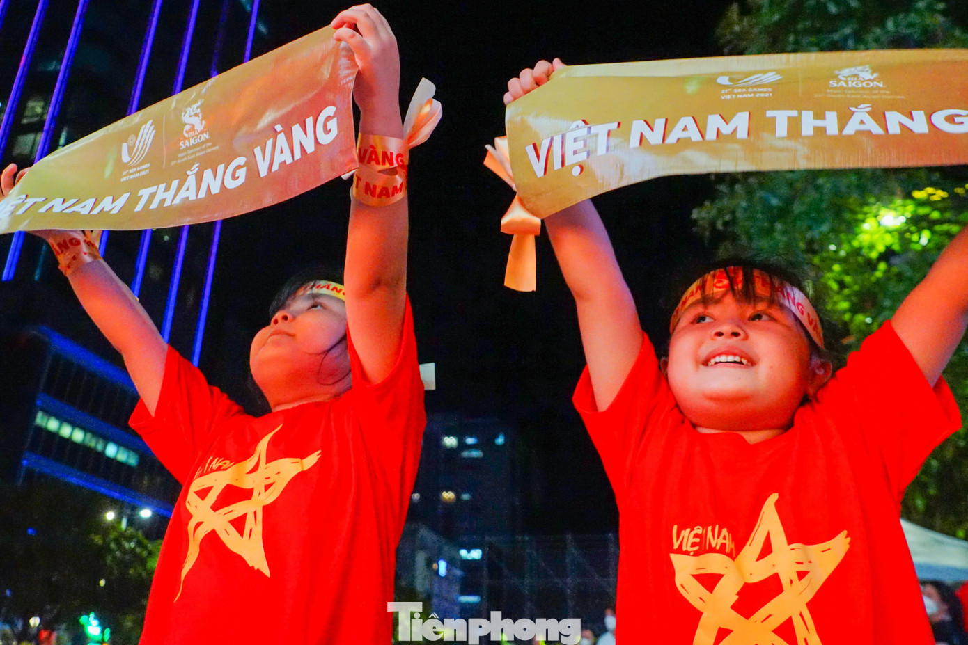 Nhiều em thiếu nhi cũng được phụ huynh cho mặc áo Cờ đỏ sao vàng cầm theo các băng rôn cỗ vũ tiếp lửa cho đội tuyển nước nhà