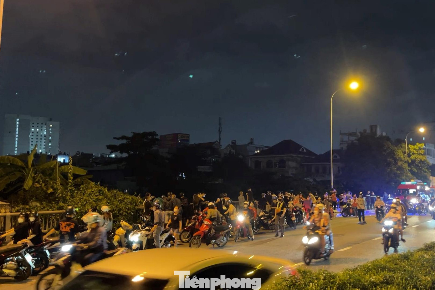 Nhiều người dân hiếu kỳ tập trung đứng xem ở hiện trường