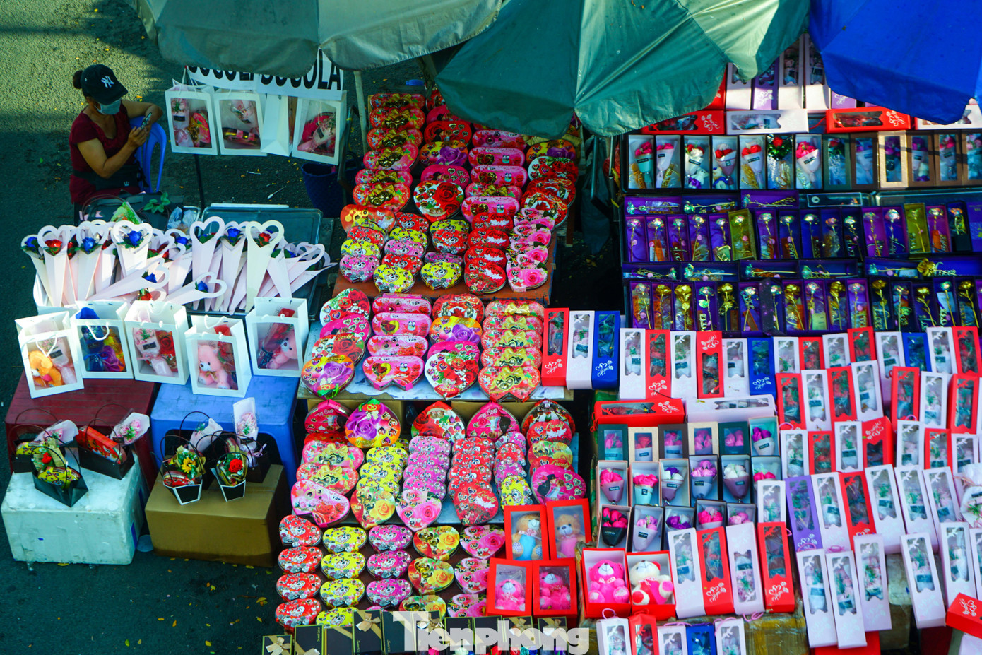 Ngoài các mặt hàng hoa ra, bên cạnh đó cũng có một số điểm bán hoa dọc theo tuyến đường này còn bán thêm các loại mặt hàng quà tặng khác như kẹo sô cô la trái tim, hoa dát vàng,...Giá giao động của các mặt hàng quà tặng trên theo một số tiểu thương chia sẻ thường sẽ dao động từ 230.000 đồng đến 700.000 đồng.