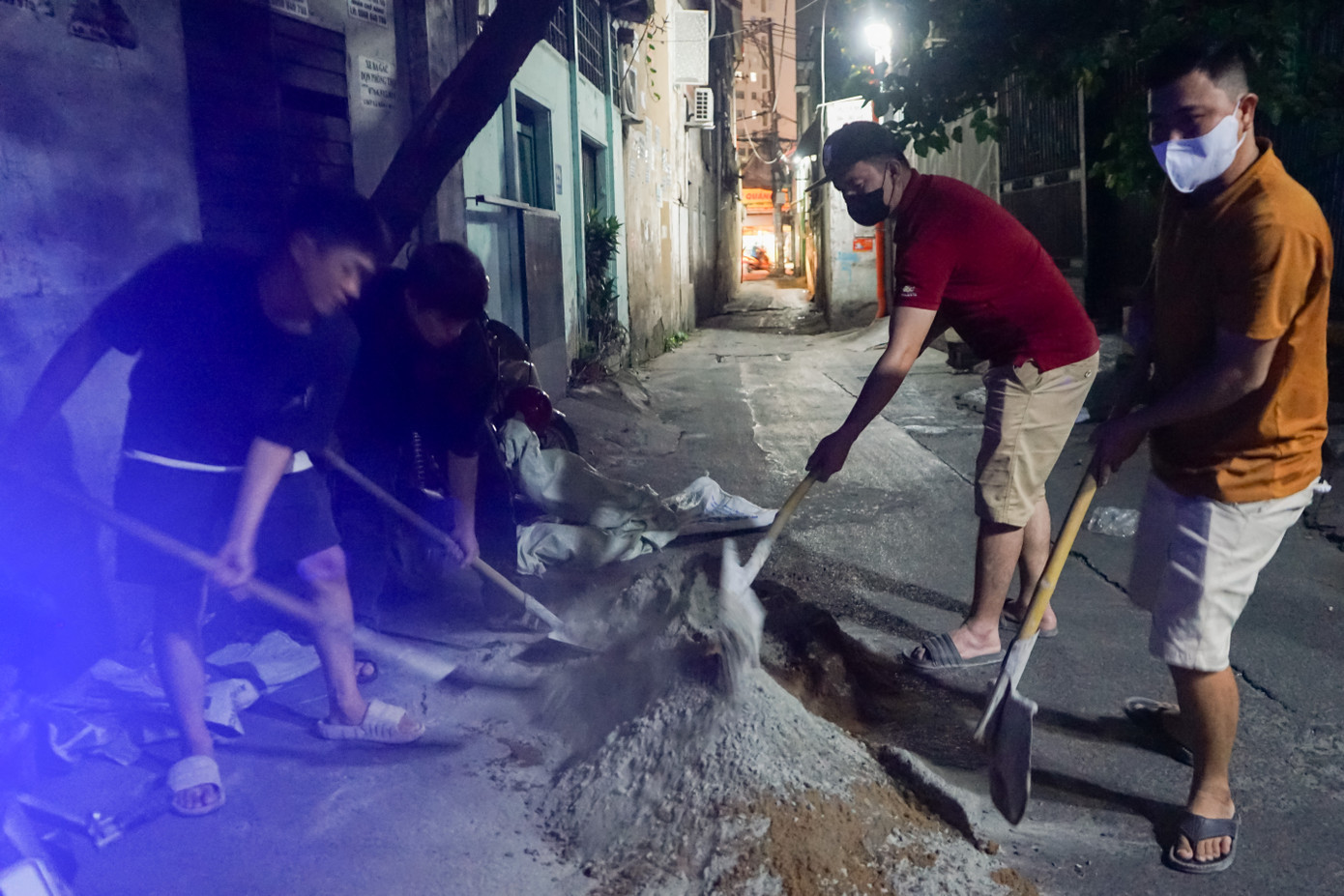 Hầu hết những dụng cụ và vật liệu như búa xẻng, đá dăm, cát, xi măng... đều là kinh phí của nhóm bỏ ra, phần khác cũng có một số người hỗ trợ.