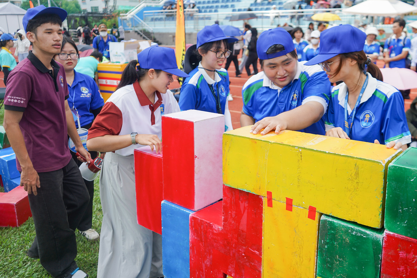 Ghi nhận tại Sân vận động quận 8, các hoạt động vui chơi mang đậm tính chất đoàn kết đã diễn ra và thu hút đông đảo sinh viên tham dự.