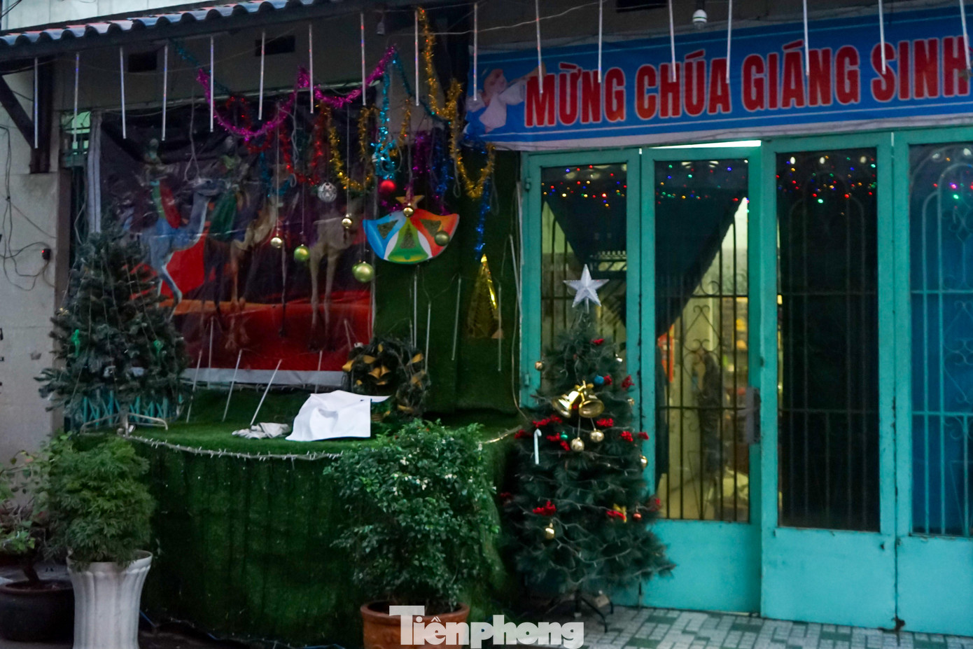 Tại các ngõ hẻm xung quanh xóm đạo Tên Lửa (quận Bình Tân), ngoài việc mua đèn led, bạc giấy dựng hang đá, hầu hết các tiểu cảnh còn lại đều sử dụng các vật liệu thân thiện môi trường có thể tái chế sử dụng nhiều lần. Tại các ngõ hẻm xung quanh xóm đạo Tên Lửa (quận Bình Tân), ngoài việc mua đèn led, bạc giấy dựng hang đá, hầu hết các tiểu cảnh còn lại đều sử dụng các vật liệu thân thiện môi trường có thể tái chế sử dụng nhiều lần.