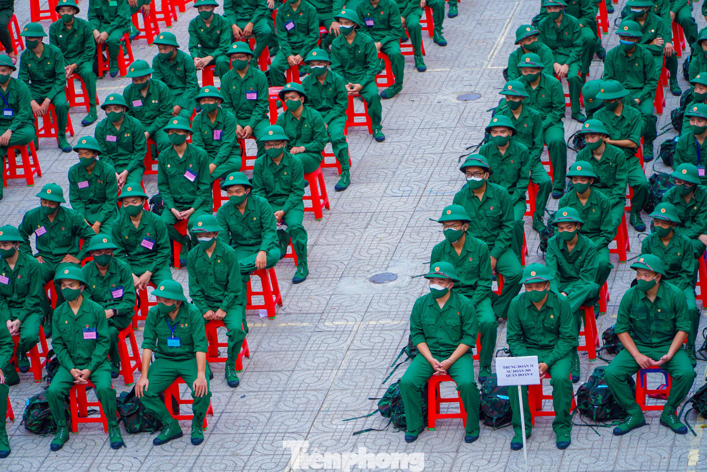 Ghi nhận tại địa điểm giao nhận quân của ban chỉ huy quân sự quận 8 tại sân trường tiểu học Lý Thánh Tông trong sáng nay đã có gần 230 tân binh tham gia buổi lễ giao nhận quân.