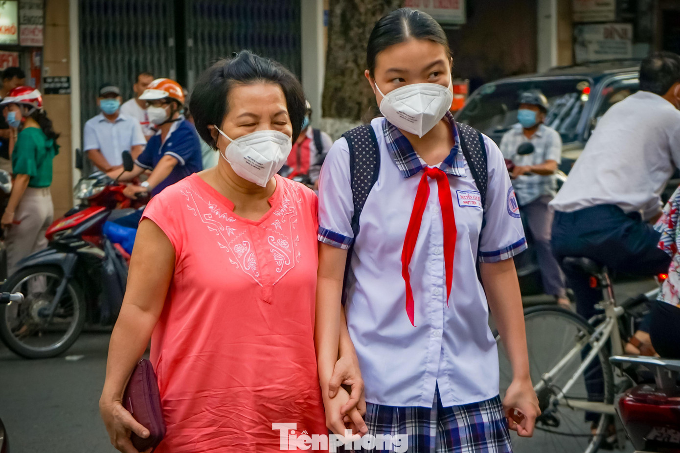 Phụ huynh đội nắng ngóng thí sinh “vượt vũ môn” vào lớp 10 ảnh 1