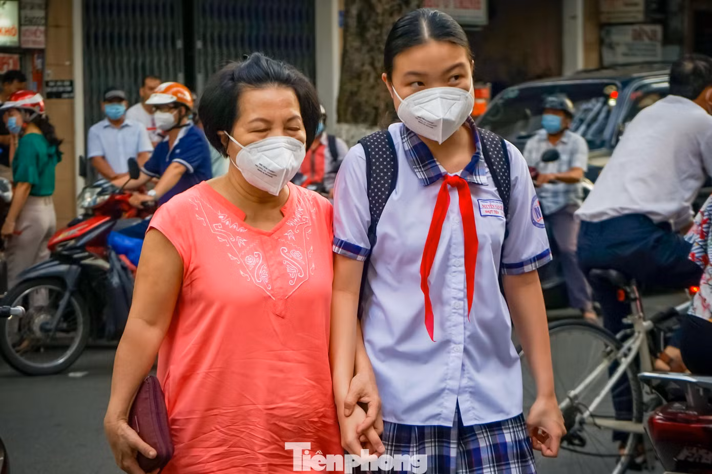 Phụ huynh đội nắng ngóng thí sinh “vượt vũ môn” vào lớp 10 ảnh 1