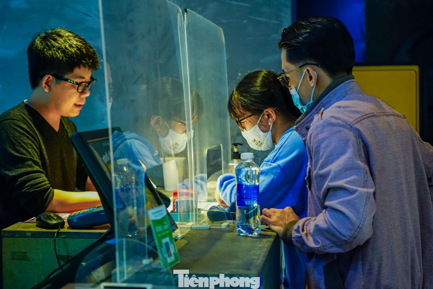 Để có không khí lãng mạn, khung giờ các đôi tình nhân ưa thích và lựa chọn mua vé xem phim nhiều nhất là từ 18h - 22h tối và lựa chọn những bộ phim thiên về chủ đề tình yêu. Để có không khí lãng mạn, khung giờ các đôi tình nhân ưa thích và lựa chọn mua vé xem phim nhiều nhất là từ 18h - 22h tối và lựa chọn những bộ phim thiên về chủ đề tình yêu.