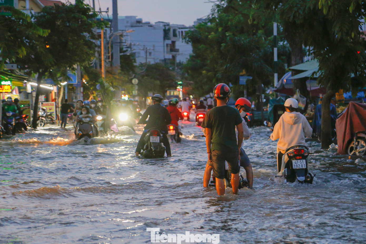 Khoảng 18h, nước trên sông Sài Gòn và kênh Tẻ dâng cao, tràn qua bờ kè chảy xuống đường gây ngập đường Trần Xuân Soạn (quận 7), khiến phương tiện di chuyển rất khó khăn. Khoảng 18h, nước trên sông Sài Gòn và kênh Tẻ dâng cao, tràn qua bờ kè chảy xuống đường gây ngập đường Trần Xuân Soạn (quận 7), khiến phương tiện di chuyển rất khó khăn.