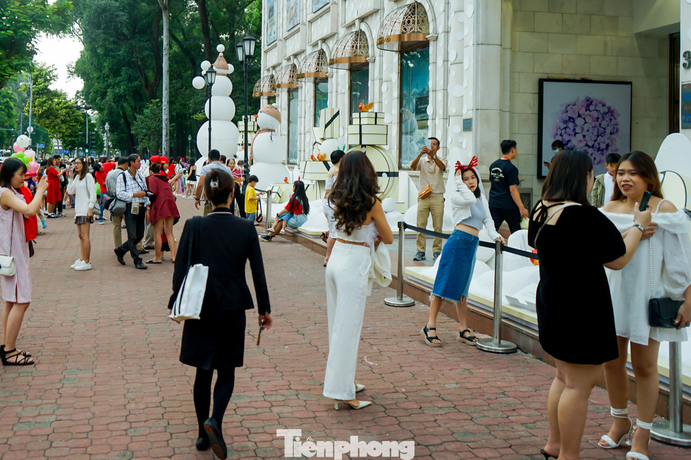 Ghi nhận của Tiền Phong tại khu vực trung tâm thương mại Diamond Plaza (quận 1) vào chiều 24/12, nhiều người đã tìm đến đây để ghi lại những bức ảnh lung linh trong không khí se lạnh trước đêm giáng sinh