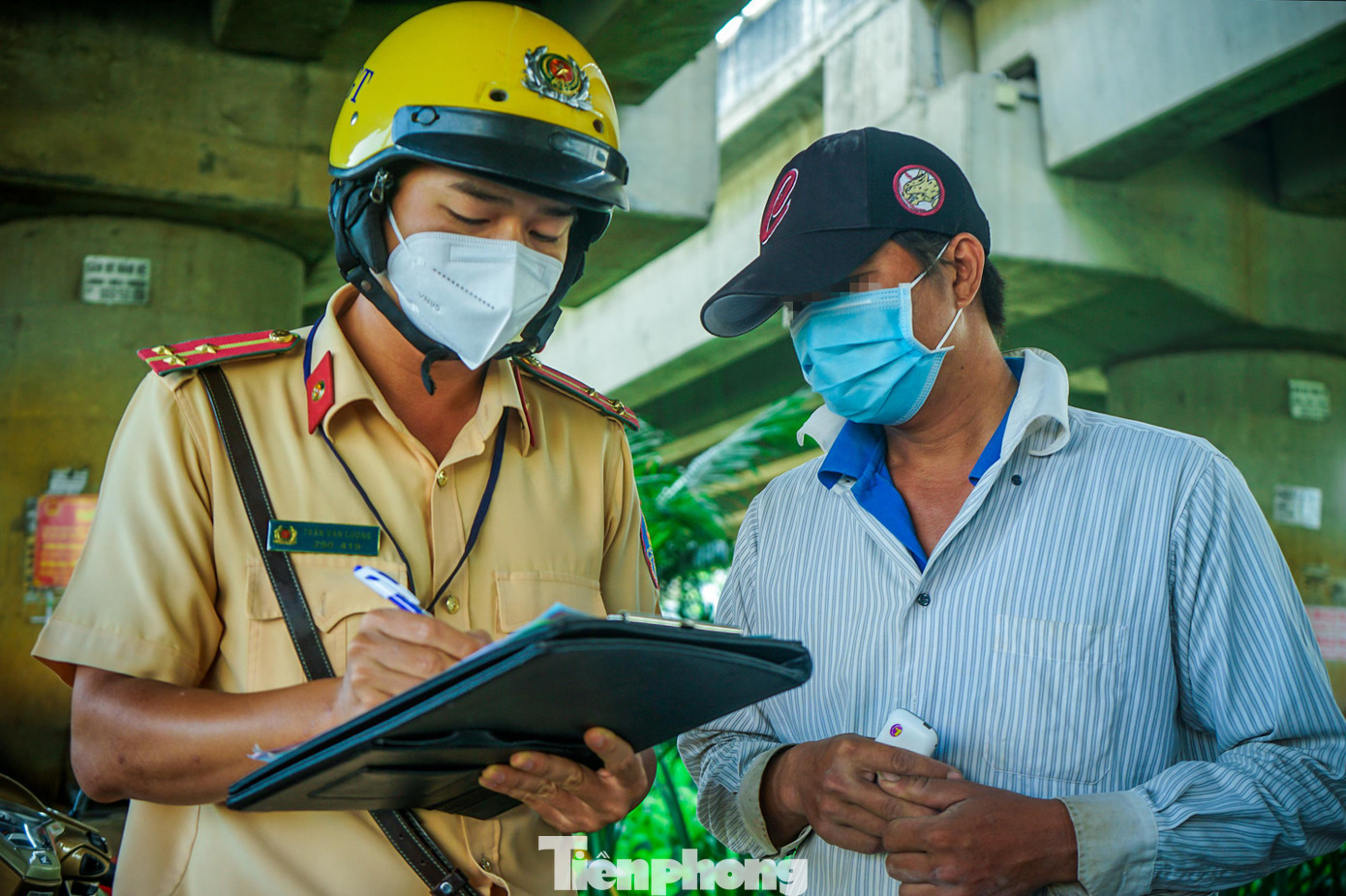 Tại thời điểm kiểm tra anh P cho biết, chiếc xe 3 bánh này không phải của mình nên giấy tờ xe đều do chủ xe giữ và mình chỉ là người làm thuê. Do đi vội nên anh P cũng không đội mũ bảo hiểm