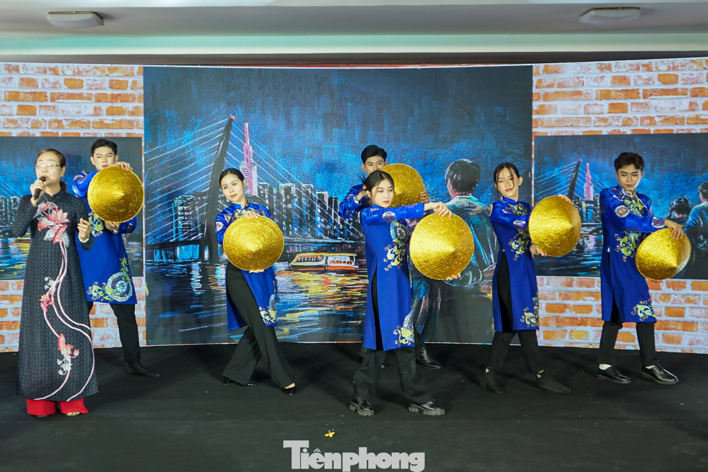 Sau nghi thức đánh trống khai mạc Ngày thơ và khai bút đầu năm, nhiều tác phẩm thơ, nhạc phổ thơ được trình diễn. Tại Ngày thơ Việt Nam ở TPHCM năm nay, nổi bật và gây xúc động mạnh nhất là các tác phẩm khắc họa lại những ngày dịch COVID -19 vô cùng căng thẳng với nhiều mất mát, hy sinh của người dân thành phố và các lực lượng chống dịch nơi tuyến đầu, đặc biệt là các y bác sĩ.