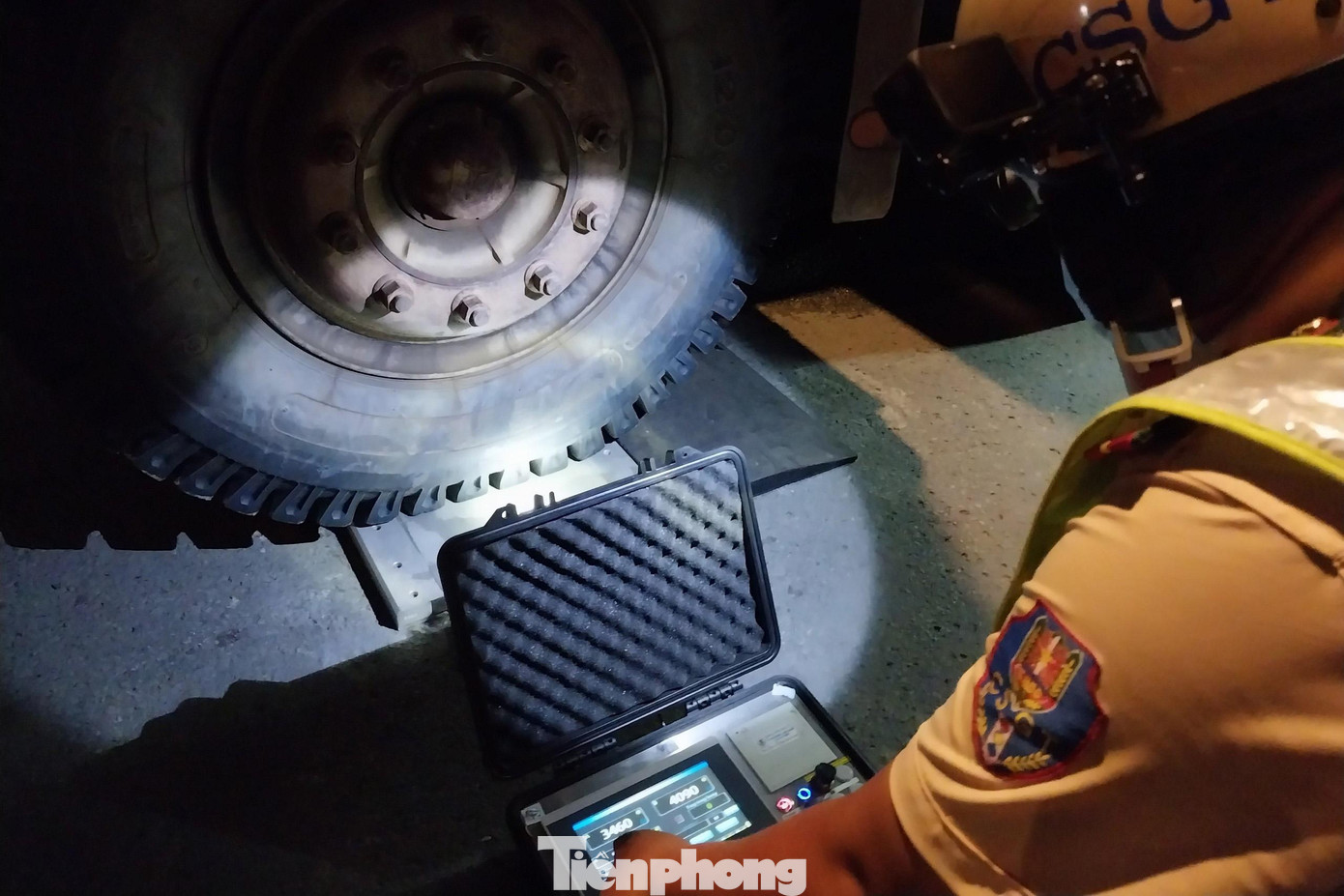 Tổ công tác tiến hành hộ tống phương tiện này về trụ sở đội CSGT Phú Lâm để tiến hành cho cân tải trọng. Qua kiểm tra, tổ công tác phát hiện phương tiện chở quá tải, vượt quá quy định cho phép tham gia giao thông (34,70%), đồng thời cơi nới thùng xe nên đã tiến hành lập biên bản xử phạt hành chính. Tổ công tác tiến hành hộ tống phương tiện này về trụ sở đội CSGT Phú Lâm để tiến hành cho cân tải trọng. Qua kiểm tra, tổ công tác phát hiện phương tiện chở quá tải, vượt quá quy định cho phép tham gia giao thông (34,70%), đồng thời cơi nới thùng xe nên đã tiến hành lập biên bản xử phạt hành chính.