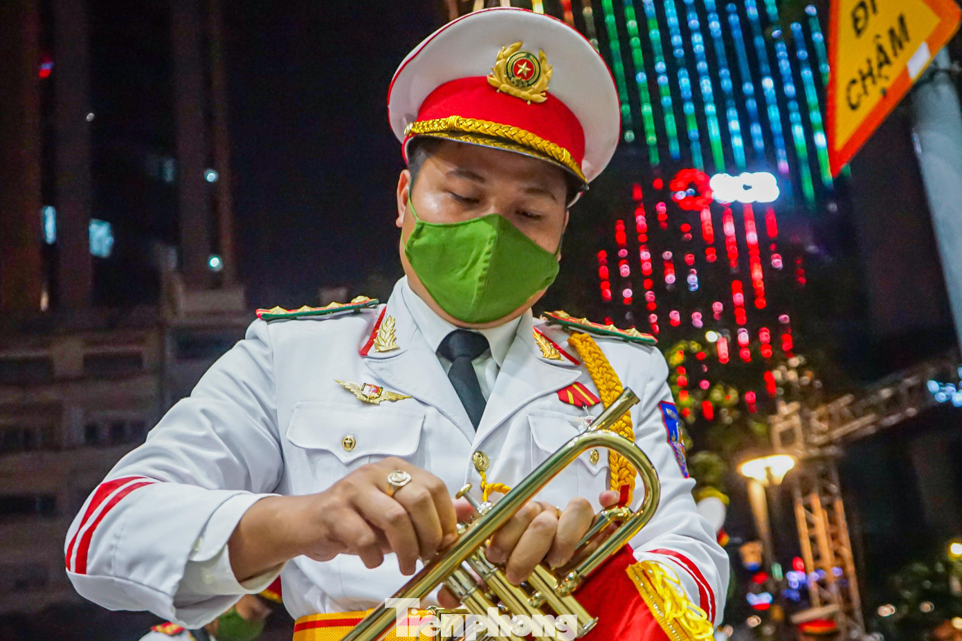 Một nhạc công của đoàn nghi lễ cho biết, buổi biểu diễn là món quà tinh thần được Bộ Công an gửi đến nhân dân TPHCM nhân kỷ niệm 77 năm ngày Quốc Khánh.