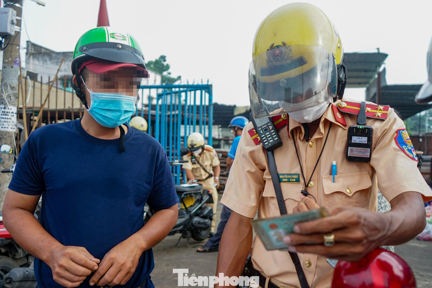 Công an dẹp loạn xe chạy ngược chiều trước chợ đầu mối Thủ Đức ảnh 2 Công an dẹp loạn xe chạy ngược chiều trước chợ đầu mối Thủ Đức ảnh 2