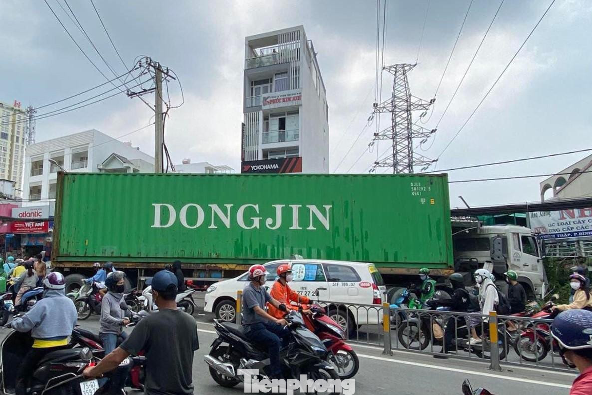 Hiện trường xe đầu kéo mất lái tông vào quán cơm Hiện trường xe đầu kéo mất lái tông vào quán cơm