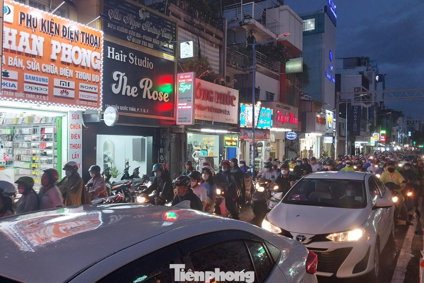 Trong khi đó, tại giao lộ Trần Quốc Thảo - Hoàng Sa, các phương tiện gần như kẹt cứng. Nhiều ô tô di chuyển hướng từ đường Trần Quốc Thảo khi vừa qua khỏi ngã tư đã vội quay đầu khiến tình hình giao thông càng thêm rối loạn. Trong khi đó, tại giao lộ Trần Quốc Thảo - Hoàng Sa, các phương tiện gần như kẹt cứng. Nhiều ô tô di chuyển hướng từ đường Trần Quốc Thảo khi vừa qua khỏi ngã tư đã vội quay đầu khiến tình hình giao thông càng thêm rối loạn.