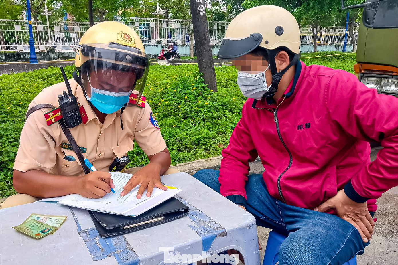 Kế đó, tổ công tác tiếp tục phát hiện phương tiện do anh Đ.N.T (quê Bình Định) điều khiển chạy quá tốc độ cho phép nên tiến hành dừng phương tiện và lập biên bản xử phạt hành chính. Kế đó, tổ công tác tiếp tục phát hiện phương tiện do anh Đ.N.T (quê Bình Định) điều khiển chạy quá tốc độ cho phép nên tiến hành dừng phương tiện và lập biên bản xử phạt hành chính.