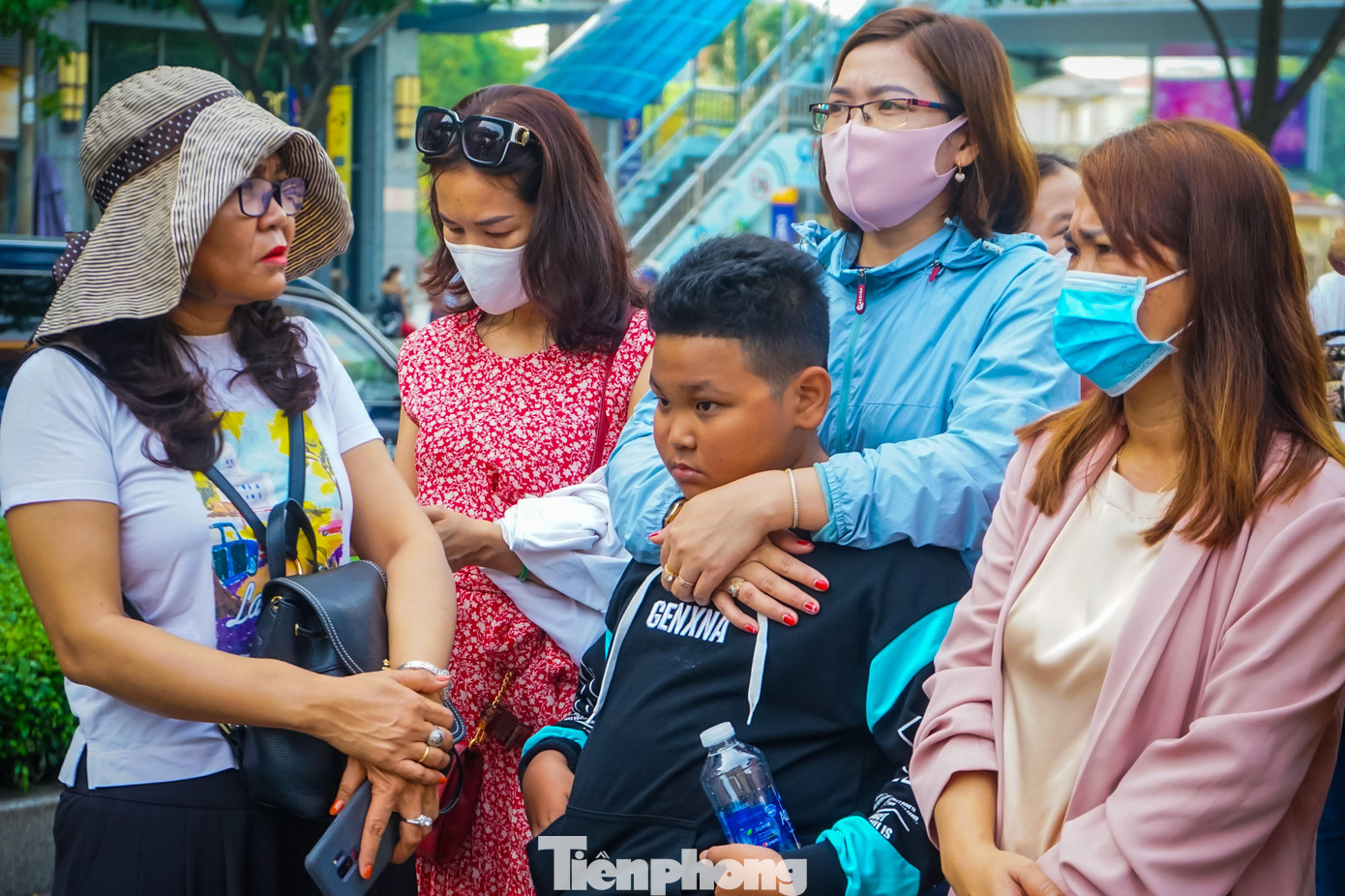 Sau khi giám thị thông báo “bắt đầu tính giờ làm bài”, bên ngoài cổng trường rất đông phụ huynh tìm chỗ ăn sáng ngồi chờ thí sinh với vẻ mặt lo lắng.