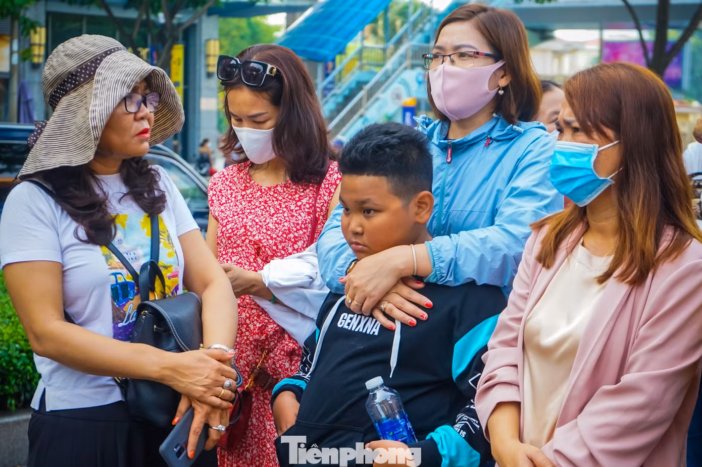 Sau khi giám thị thông báo “bắt đầu tính giờ làm bài”, bên ngoài cổng trường rất đông phụ huynh tìm chỗ ăn sáng ngồi chờ thí sinh với vẻ mặt lo lắng.