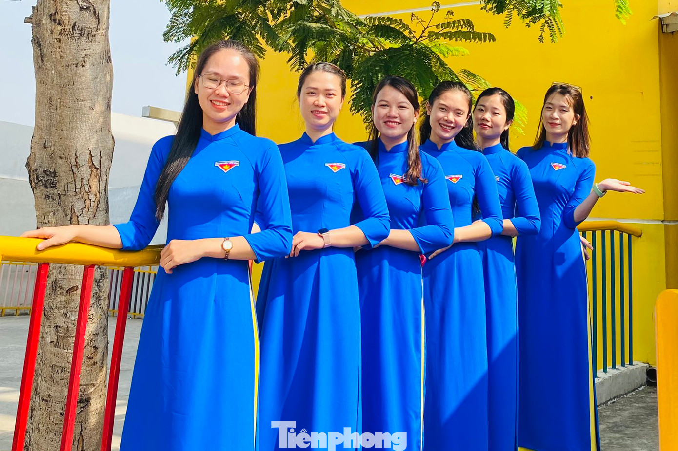 Tại một số địa phương, các nữ cán bộ, công chức, viên chức thực hiện mặc áo dài các ngày trong tuần. Trong ảnh là các nữ cán bộ trẻ của quận đoàn Bình Tân mặc áo dài đi làm trong dịp 8/3.