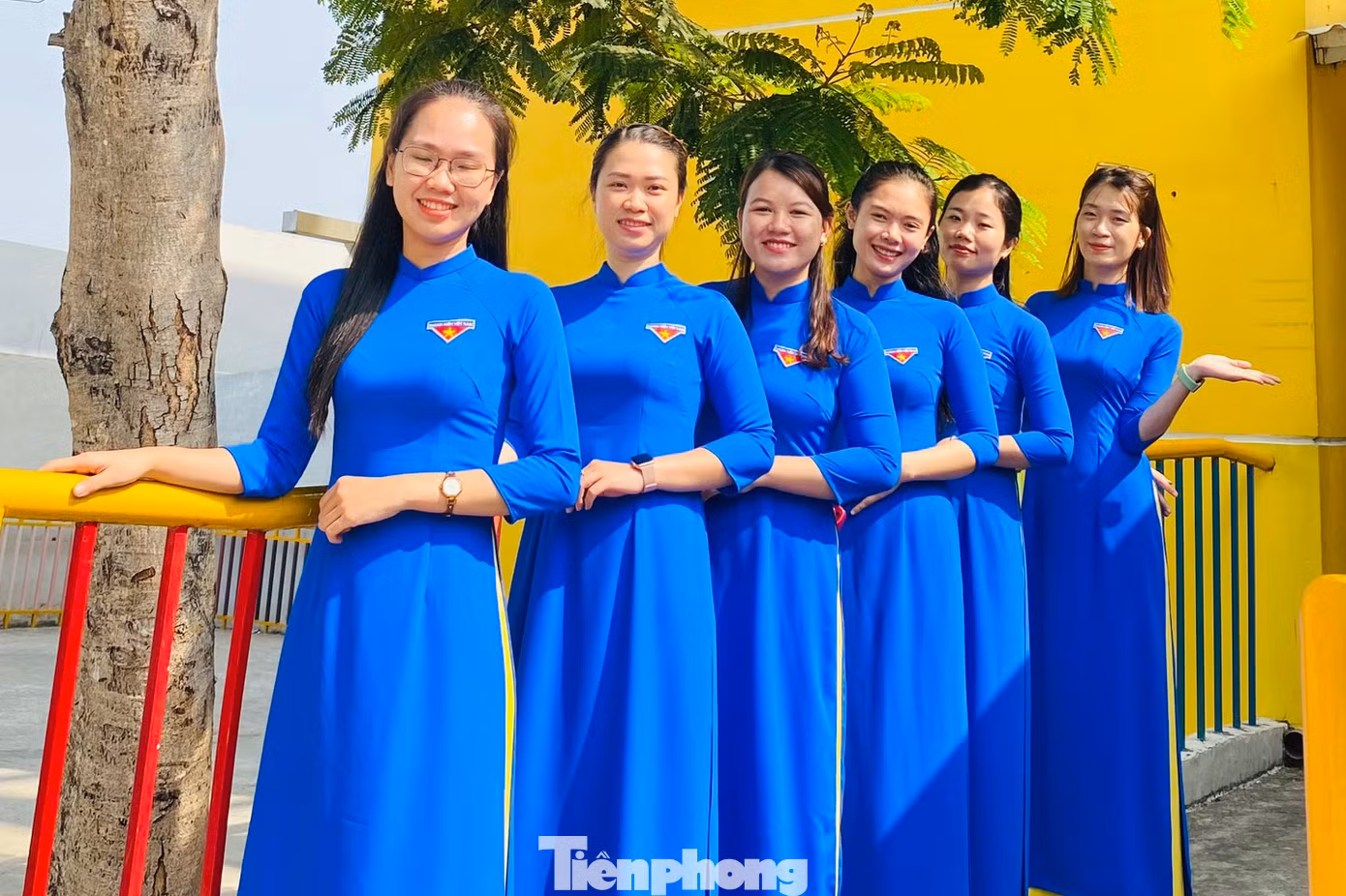 Tại một số địa phương, các nữ cán bộ, công chức, viên chức thực hiện mặc áo dài các ngày trong tuần. Trong ảnh là các nữ cán bộ trẻ của quận đoàn Bình Tân mặc áo dài đi làm trong dịp 8/3.